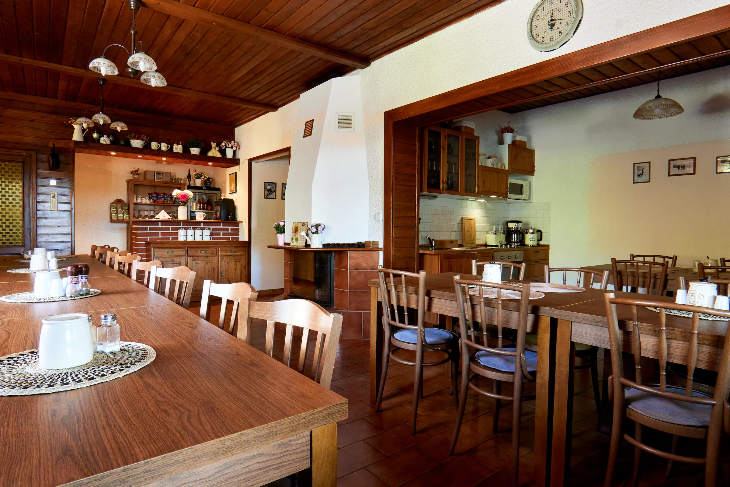 Společenská místnost s krbem, TV a barem v Chatě Harmonie