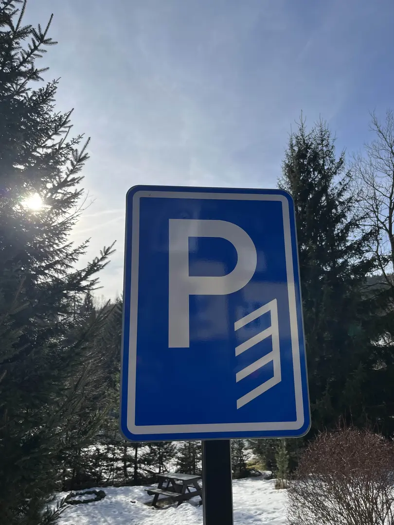 Prostorné parkoviště přímo před Chatou Harmonie