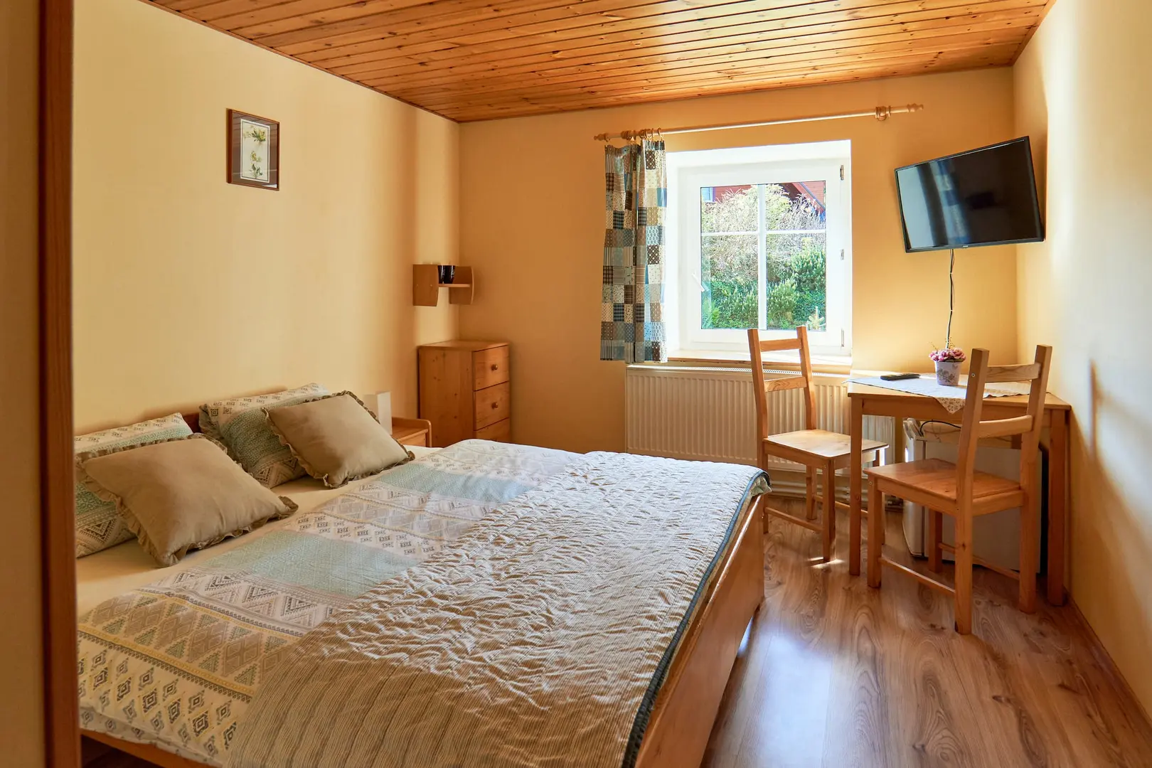 Komfortní pokoj v Chatě Harmonie s vlastní koupelnou a TV