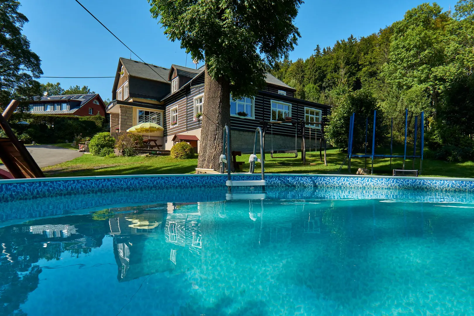 Rozlehlá zahrada Chaty Harmonie s dětským hřištěm a posezením